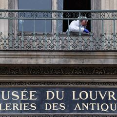 Ein Ermittler stellt nach dem Einbruch im Louvre Spuren sicher