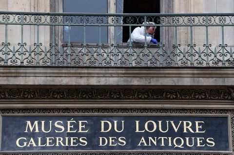 Ein Ermittler stellt nach dem Einbruch im Louvre Spuren sicher