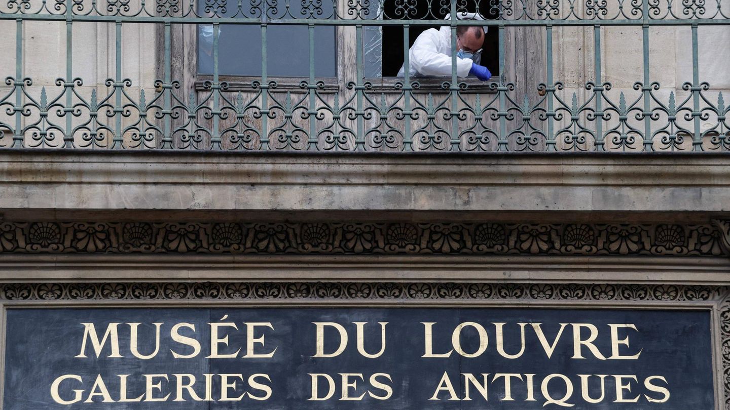 Ein Ermittler stellt nach dem Einbruch im Louvre Spuren sicher