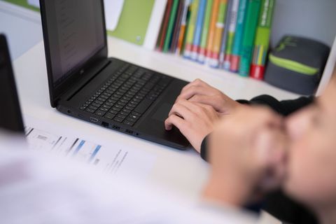 Sachsen-Anhalt geht bei Informatikkursen einen Sonderweg. (Symbolbild) Foto: Marijan Murat/dpa