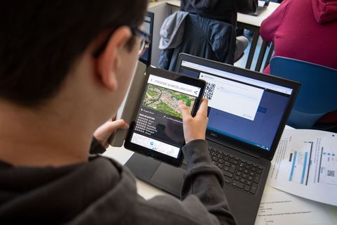 Mehr als 30 Prozent der sächsischen Schüler belegen in der Oberstufe Informatik. (Symbolbild) Foto: Marijan Murat/dpa
