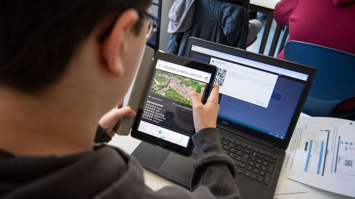 Mehr als 30 Prozent der sächsischen Schüler belegen in der Oberstufe Informatik. (Symbolbild) Foto: Marijan Murat/dpa