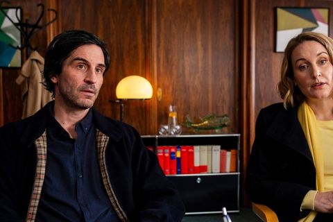 "Die Heiland - Wir sind Anwalt: Egotrip": Romy Heiland (Christina Athenstädt, r.) vertritt ihren Mandanten Theo Vidal (Christo