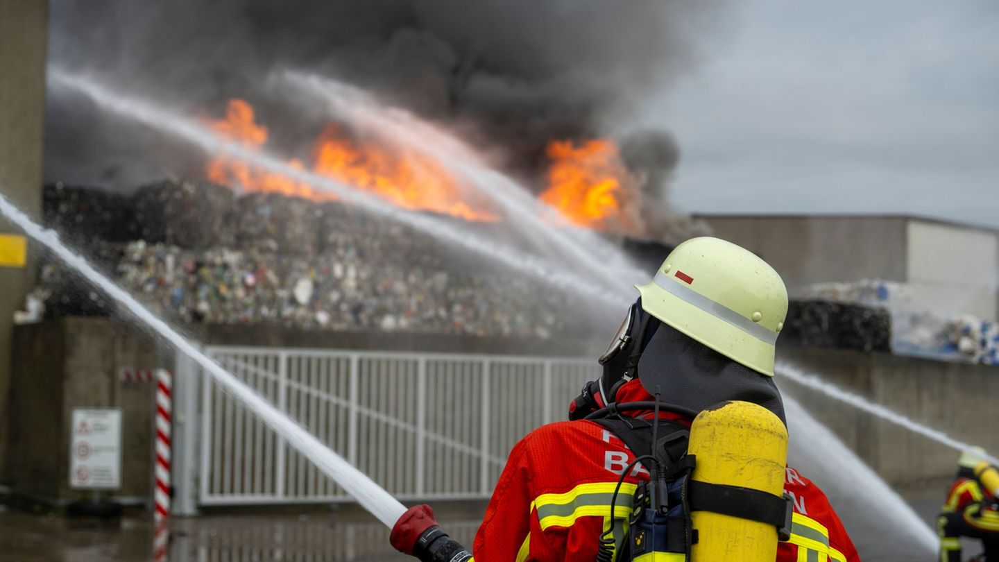 Die Feuerwehr vor Ort im Einsatz. Foto: Stefan Puchner/dpa
