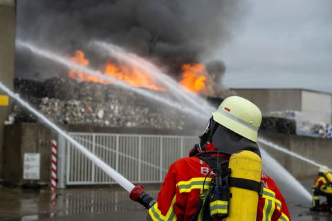 Die Feuerwehr vor Ort im Einsatz. Foto: Stefan Puchner/dpa