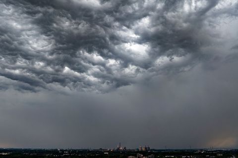 In den nächsten Tagen wird es eher ungemütlich - auch Gewitter sind möglich. (Symbolfoto) Foto: Christoph Reichwein/dpa