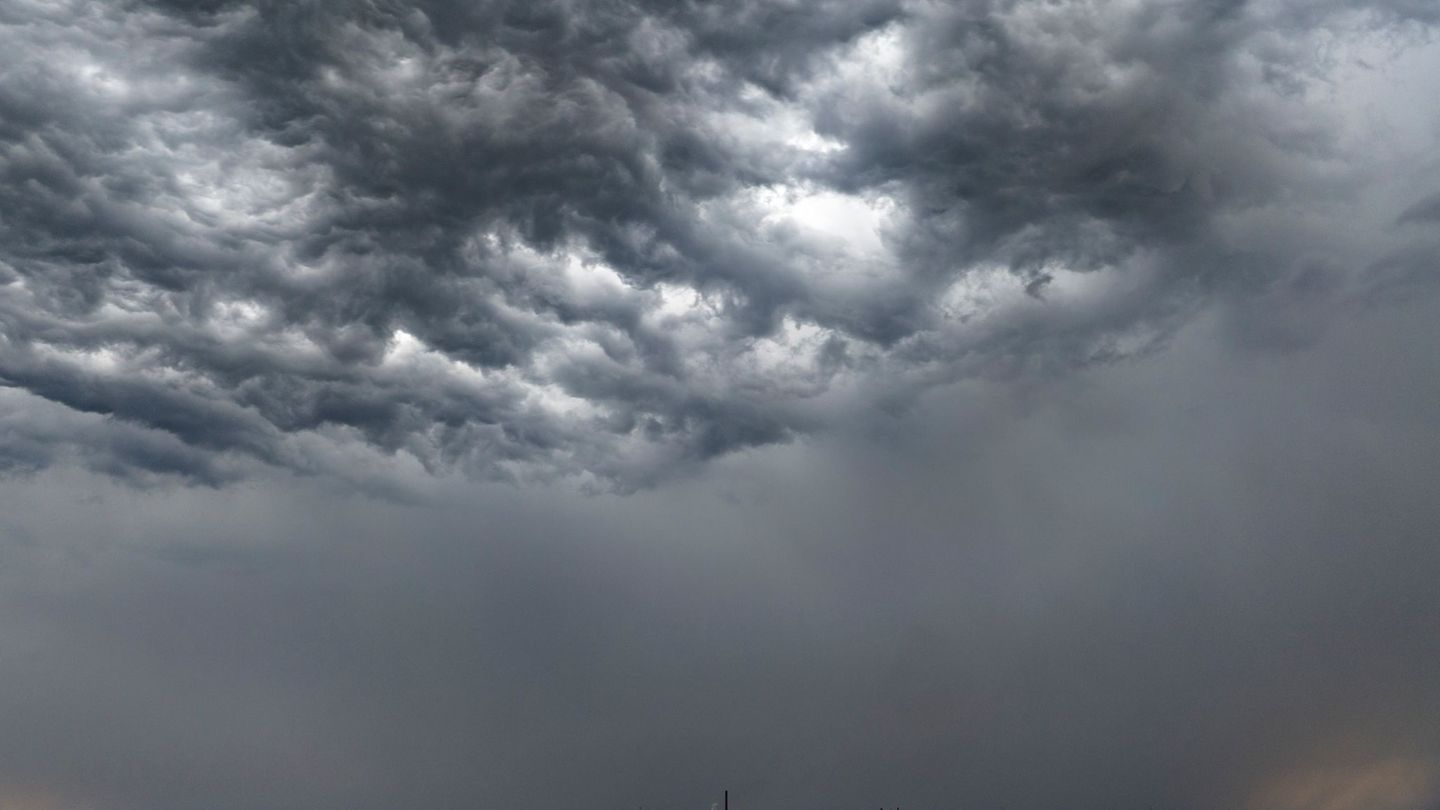 In den nächsten Tagen wird es eher ungemütlich - auch Gewitter sind möglich. (Symbolfoto) Foto: Christoph Reichwein/dpa