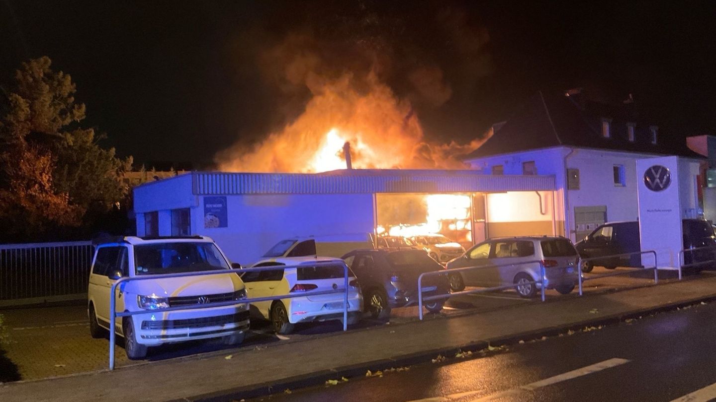 Eine Werkstatt mit angeschlossenem Autohaus brennt in Mülheim/Ruhr. Foto: -/Feuerwehr Mülheim an der Ruhr/dpa