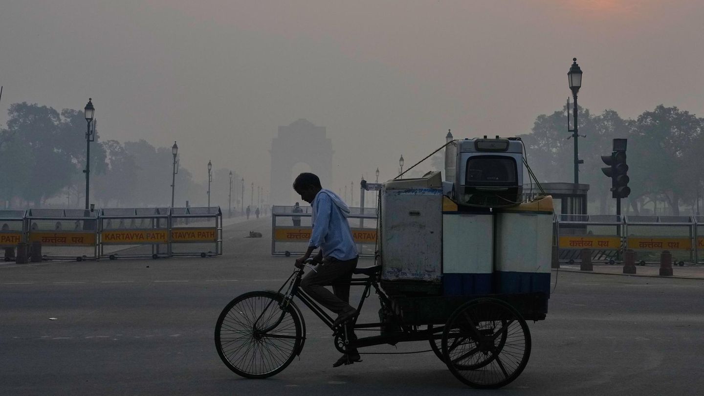 21. Oktober: Zurück an die Arbeit Neu Delhi, Indien. Millionen von Indern haben das hinduistische Lichterfest Diwali gefeiert. Häuser und Tempel in Neu-Delhi und anderen Orten des bevölkerungsreichsten Landes der Erde waren mit Lichterketten und künstlichen Girlanden geschmückt. Doch das ist vorbei, nun heißt es: zurück an die Arbeit! Dieser Rikscha-Fahrer ist besonders früh dran. Und mit dem Transport von Haushaltsgeräten hat er ganz sicher keinen leichten Job