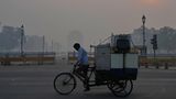 Neu Delhi, Indien. Millionen von Indern haben das hinduistische Lichterfest Diwali gefeiert. Häuser und Tempel in Neu-Delhi und anderen Orten des bevölkerungsreichsten Landes der Erde waren mit Lichterketten und künstlichen Girlanden geschmückt. Doch das ist vorbei, nun heißt es: zurück an die Arbeit! Dieser Rikscha-Fahrer ist besonders früh dran. Und mit dem Transport von Haushaltsgeräten hat er ganz sicher keinen leichten Job