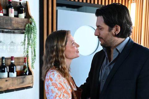 "Alles was zählt": Maximilian (r.) treibt seinen Plan voran, einen Keil zwischen Nathalie (l.) und Matteo zu treiben.