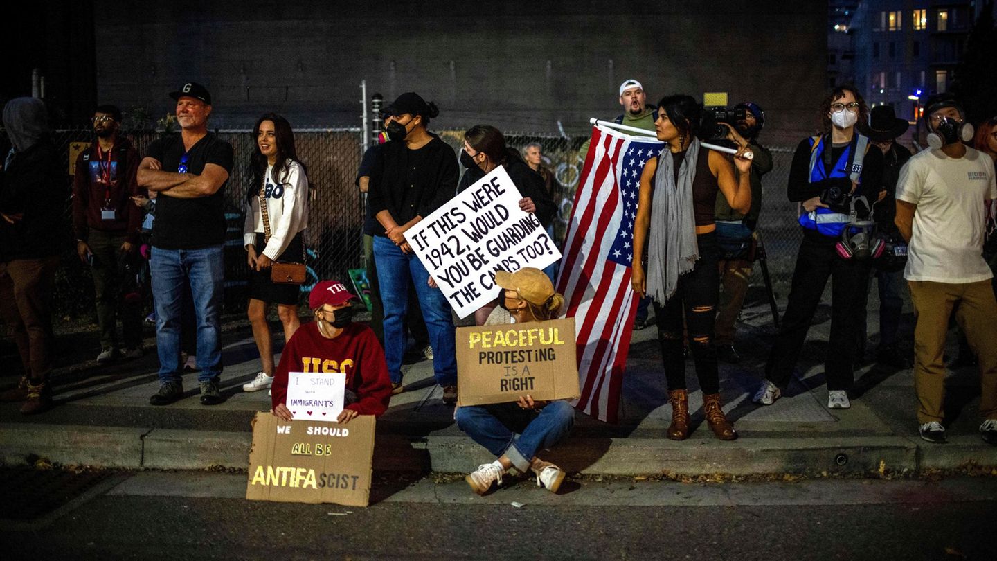 In Portland gibt es Proteste vor einer Einrichtung der Einwanderungsbehörde ICE. (Archivbild) Foto: Ethan Swope/AP/dpa
