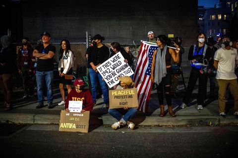 In Portland gibt es Proteste vor einer Einrichtung der Einwanderungsbehörde ICE. (Archivbild) Foto: Ethan Swope/AP/dpa