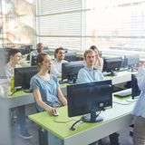 In einem Seminarraum sitzen Informatikstudenten an PCs