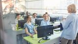In einem Seminarraum sitzen Informatikstudenten an PCs