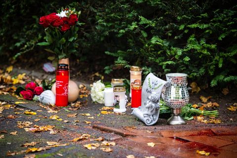 Blumen und Kerzen wurden am Tatort im Bremer Stadtteil Obervieland abgelegt. Foto: Sina Schuldt/dpa