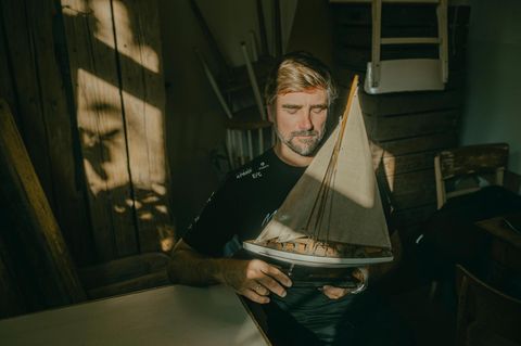 Segler Boris Herrmann hält ein Modellboot in der Hand
