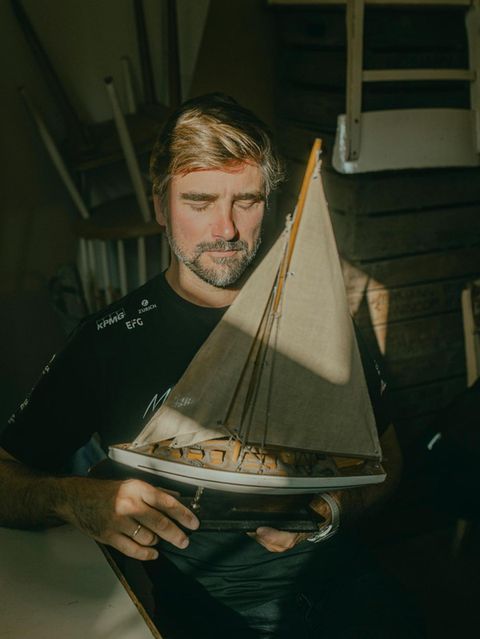 Segler Boris Herrmann hält ein Modellboot in der Hand