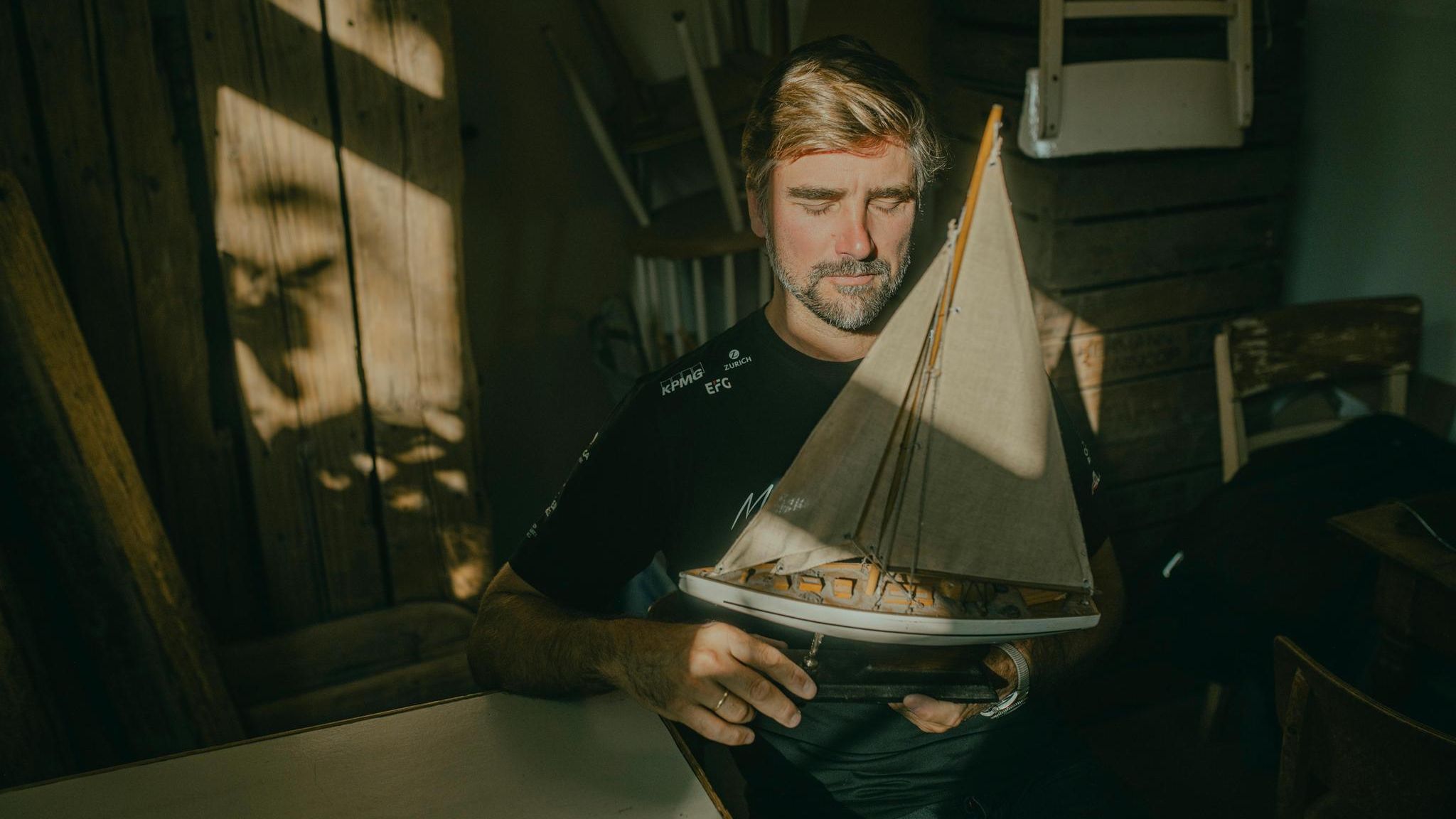 Segler Boris Herrmann hält ein Modellboot in der Hand