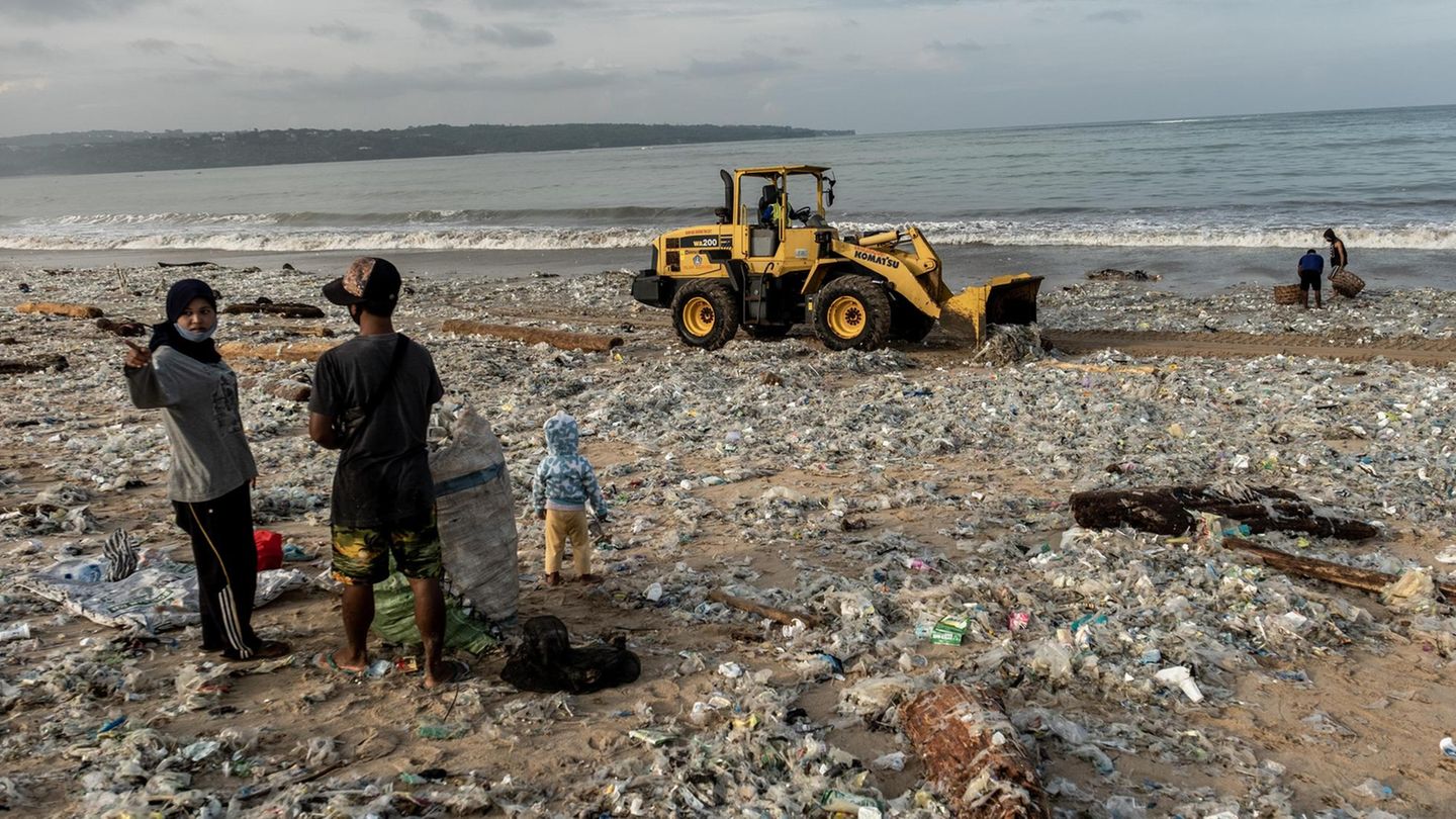 Tonnen von Plastikmüll belastet die Ozeane Tonnen von Plastikmüll belastet die Ozeane