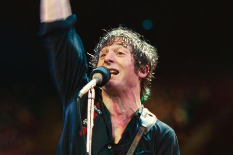Bruce Springsteen alias Jeremy Allen White mit Mikrofon auf der Bühne