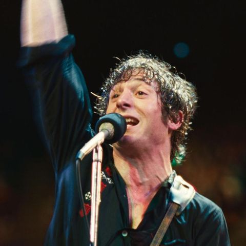 Bruce Springsteen alias Jeremy Allen White mit Mikrofon auf der Bühne