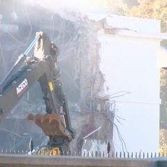 Ein Bagger reißt die Wände am Ostflügel des Weißen Hauses ein