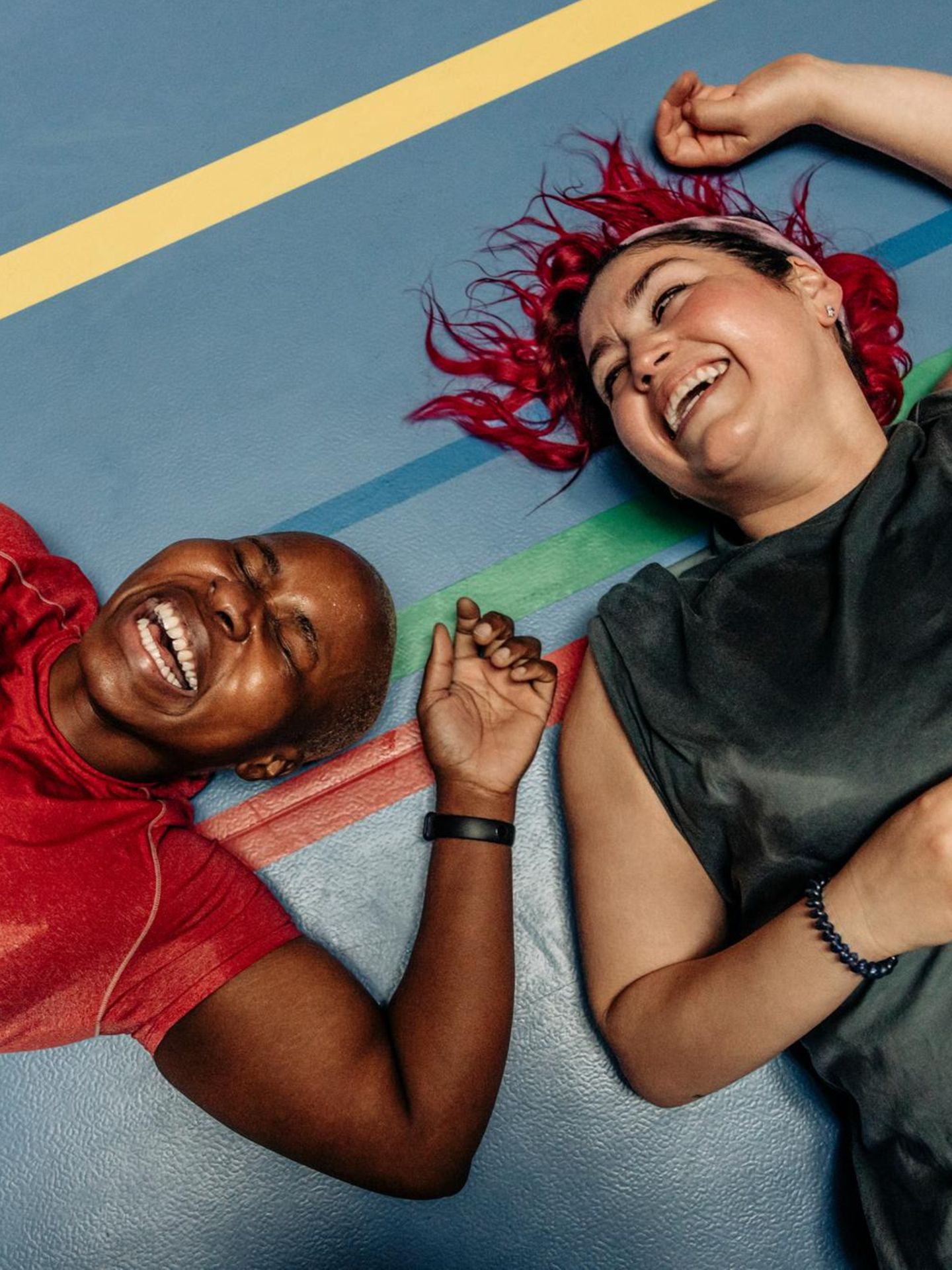 Zwei glückliche Frauen, nach dem Sport, wenn der Schmerz nachgelassen hat
