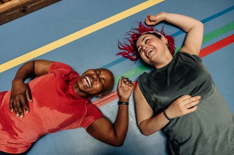 Zwei glückliche Frauen, nach dem Sport, wenn der Schmerz nachgelassen hat