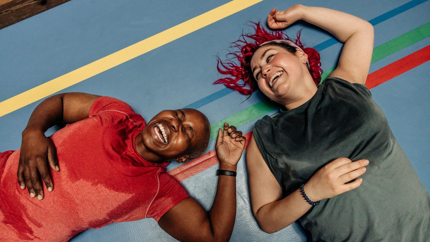 Zwei glückliche Frauen, nach dem Sport, wenn der Schmerz nachgelassen hat