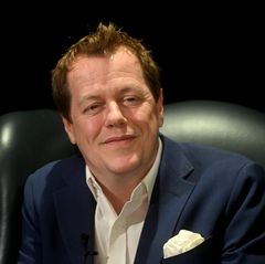 Tom Parker Bowles schaut in die Kamera