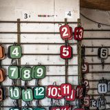 Die Startnummern der Traber warten an der Meldestelle auf ihren Einsatz