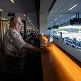 Tribüne als Bühne: Walter Heitmann junior ist 86. Früher hat er selbst Triumphe im Sulky gefeiert