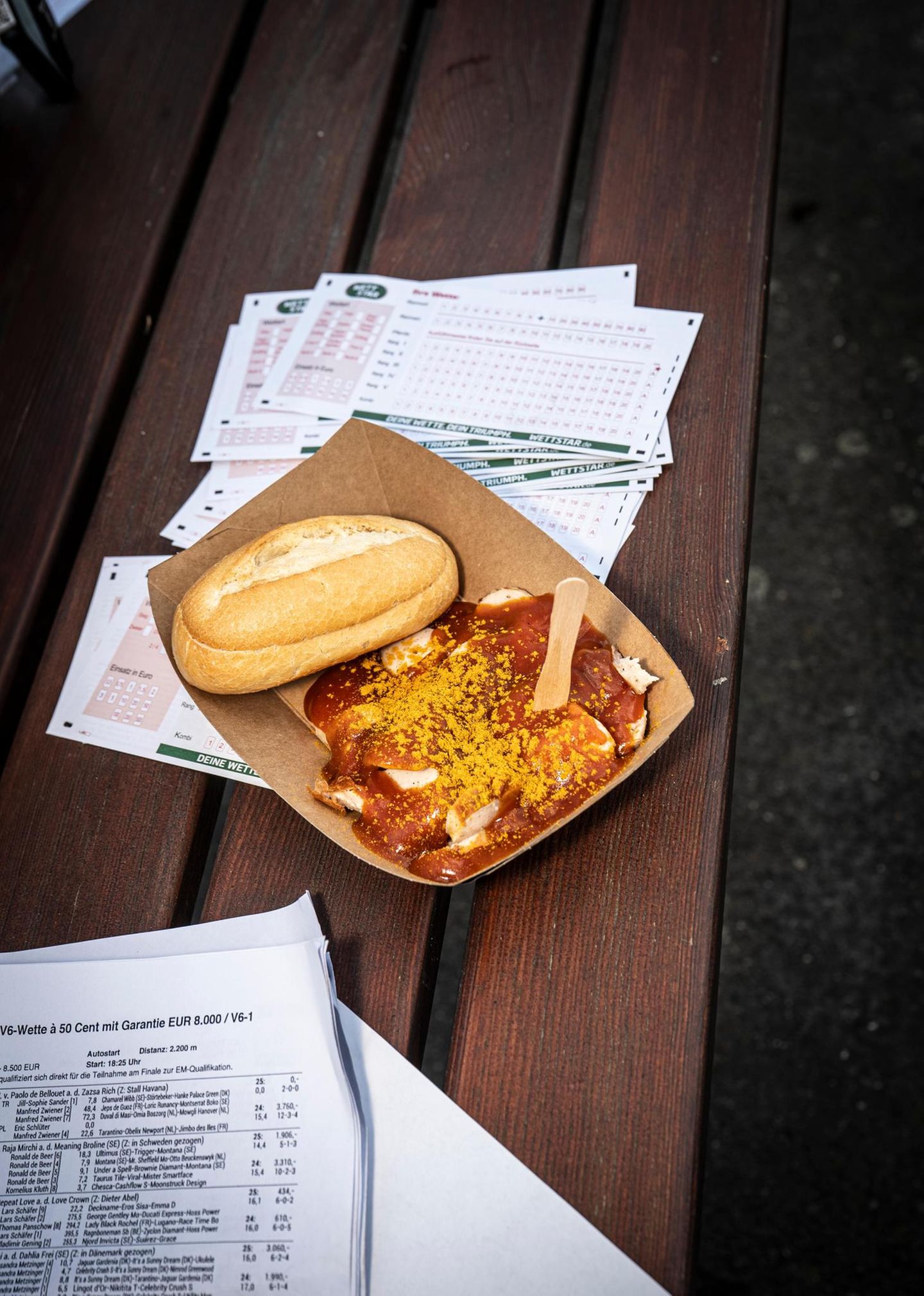 Currywurst, Starterlisten und Wettscheine gehören im Trab zusammen 