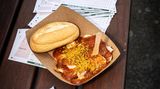 Currywurst, Starterlisten und Wettscheine gehören im Trab zusammen 