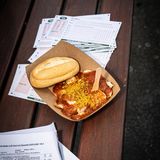 Currywurst, Starterlisten und Wettscheine gehören im Trab zusammen 