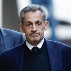 Frankreichs Ex-Präsident Nicolas Sarkozy auf dem Weg ins Pariser Gefängnis La Santé