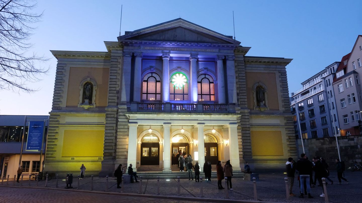 Die Oper Halle plant einen Aktionstag zum World Opera Day. (Archivbild) Foto: Sebastian Willnow/dpa-Zentralbild/dpa