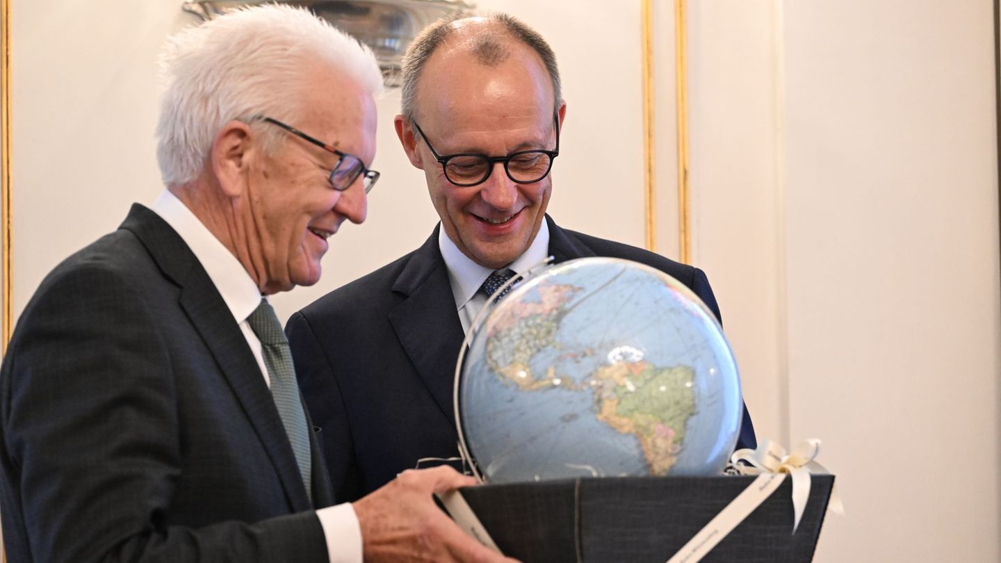 Kretschmann schenkte Merz einen Globus - weil ein Kanzler ja auch Weltpolitik mache. Foto: Marijan Murat/dpa