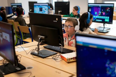 Schüler und Schülerinnen an Computern