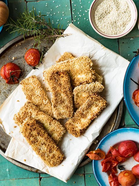 Panierte Feta-Streifen und Tomaten