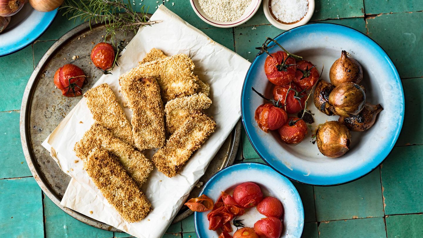 Panierte Feta-Streifen und Tomaten Panierte Feta-Streifen und Tomaten