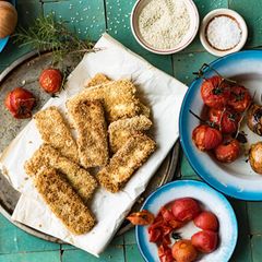 Panierte Feta-Streifen und Tomaten