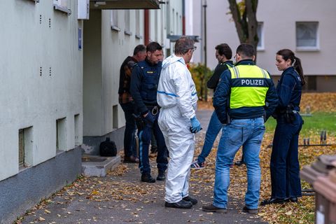 In Landshut waren zahlreiche Einsatzkräfte und Spezialisten der Polizei vor Ort. Foto: Armin Weigel/dpa