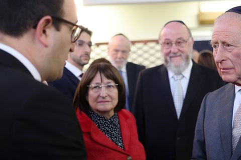 König Charles III. trug bei seinem Besuch der Heaton Park Hebrew Congregation Synagoge in Manchester eine Kippa.