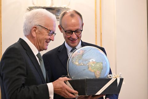 Kretschmann schenkte Merz einen Globus - weil ein Kanzler ja auch Weltpolitik mache. Foto: Marijan Murat/dpa