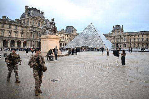 Eine Polizeistreife patrouilliert in Paris vor dem Louvre