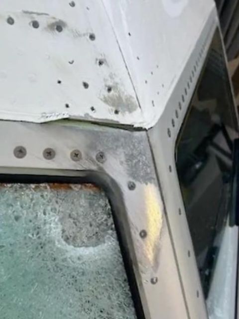 Pilot hat Splitter im Arm / Zerstörte Scheibe des Flugzeugs