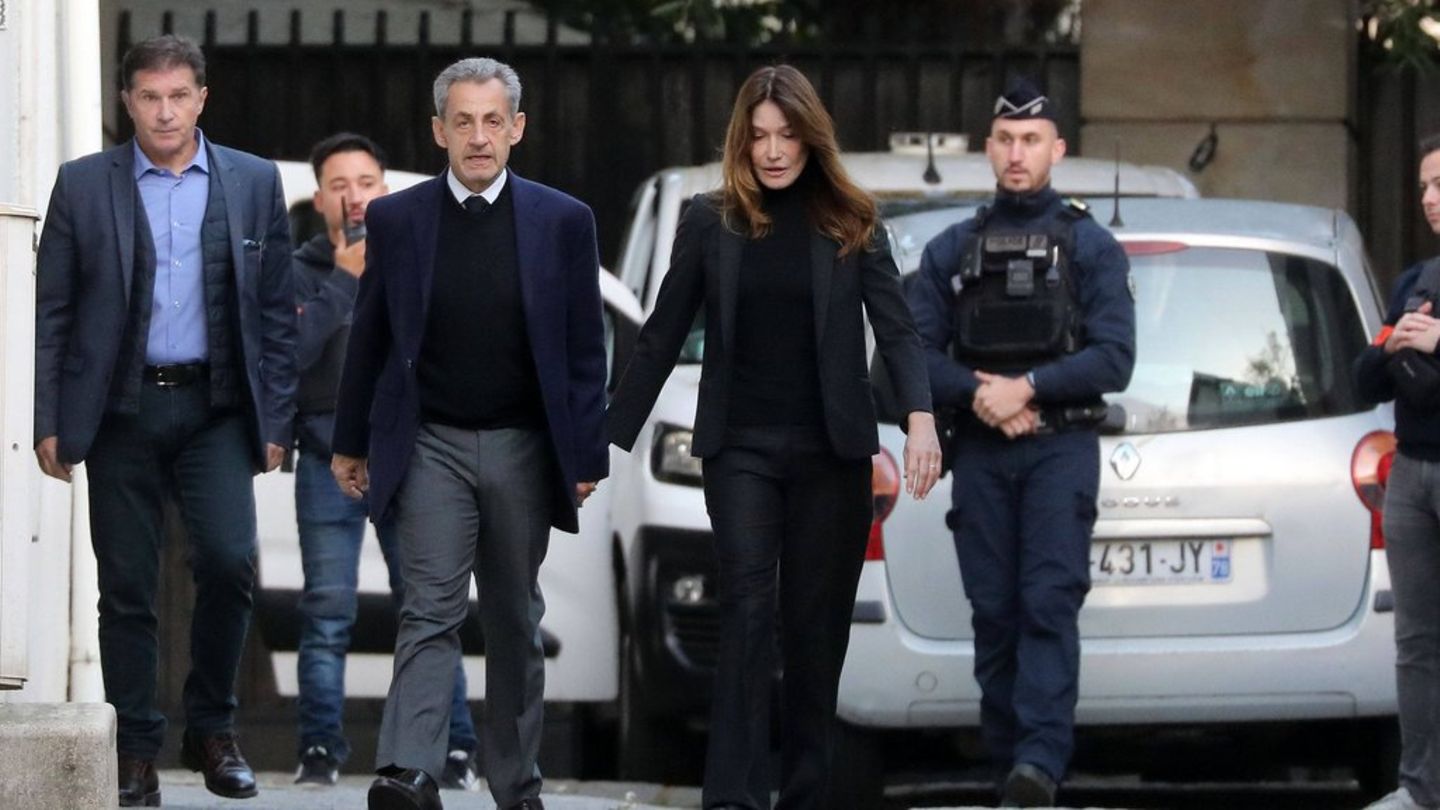 Nicolas Sarkozy verlässt in Begleitung seiner Frau Carla Bruni sein Zuhause, um sich ins Gefängnis von La Santé zu begeben.
