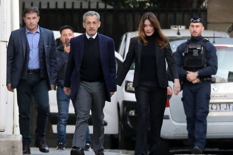 Nicolas Sarkozy verlässt in Begleitung seiner Frau Carla Bruni sein Zuhause, um sich ins Gefängnis von La Santé zu begeben.